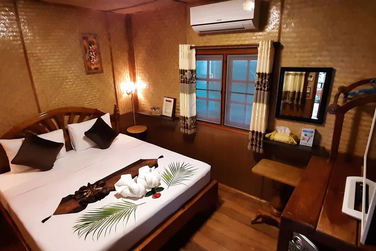 高级双人房, 1 张特大床, 泳池景观 | 免费迷你吧物品、客房内保险箱、遮光窗帘、免费 WiFi