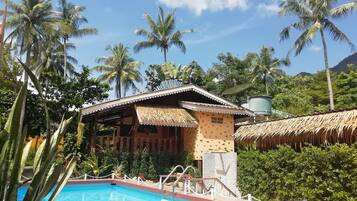 Piscina all'aperto, lettini