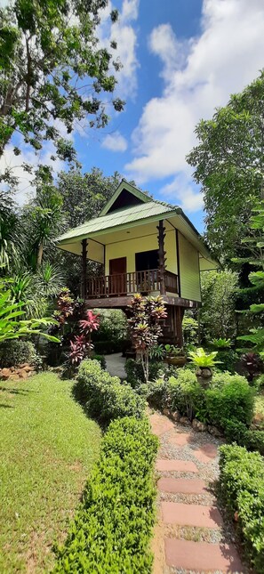 Trehytte – deluxe, 1 kingsize-seng, balkong | Minibarvarer (inkludert), safe på rommet og blendingsgardiner