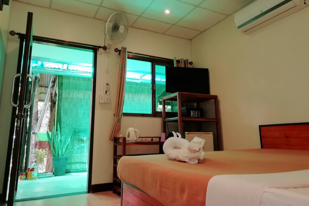 标准双人房, 1 张特大床, 私人浴室 | 免费迷你吧物品、客房内保险箱、遮光窗帘、免费 WiFi