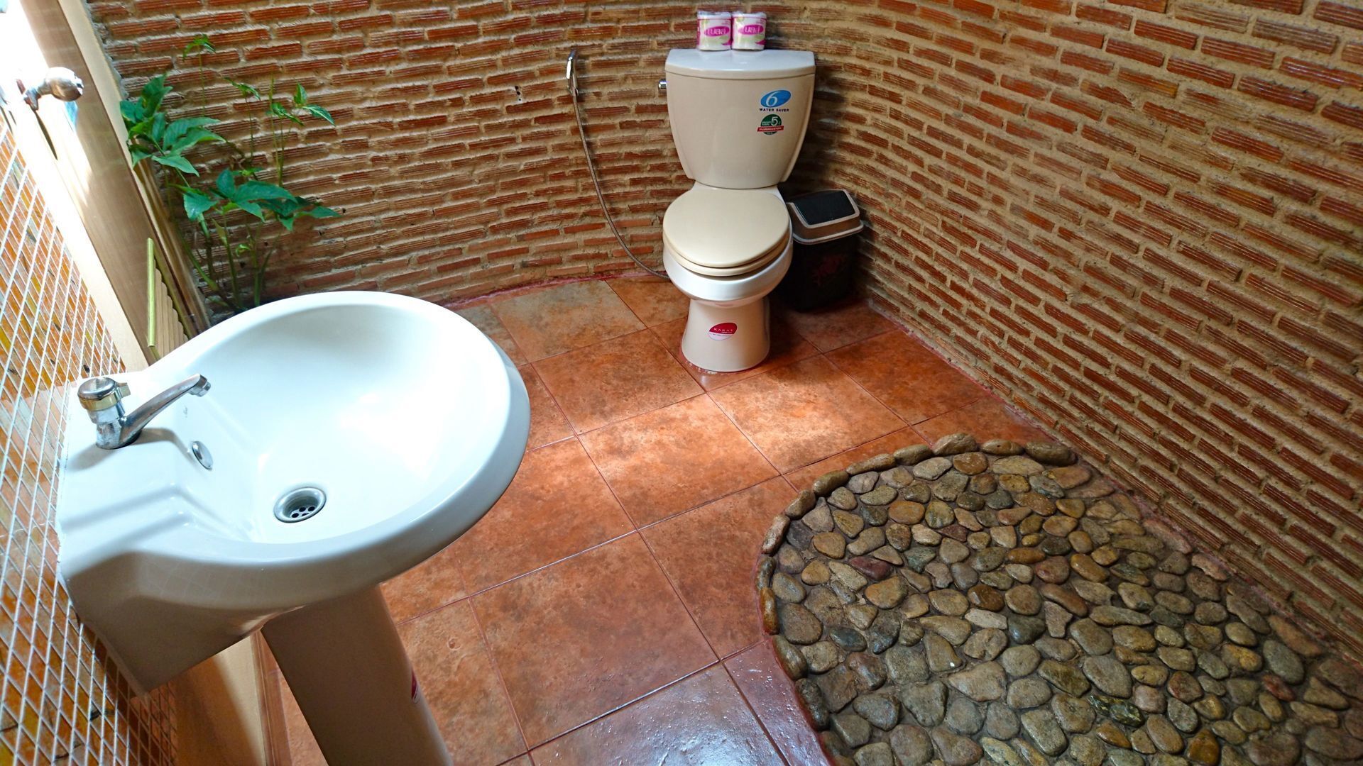 Salle de bain | Douche, articles de toilette (gratuits), séchoir à cheveux, bidet