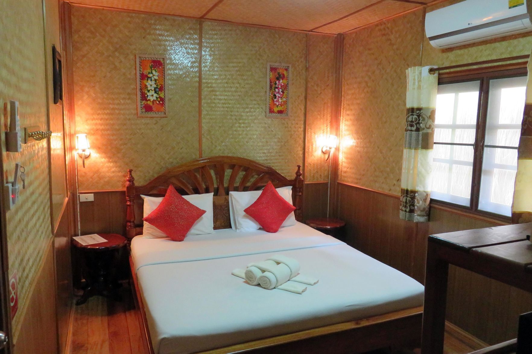 Minibar contenant certains articles gratuits, coffre-fort