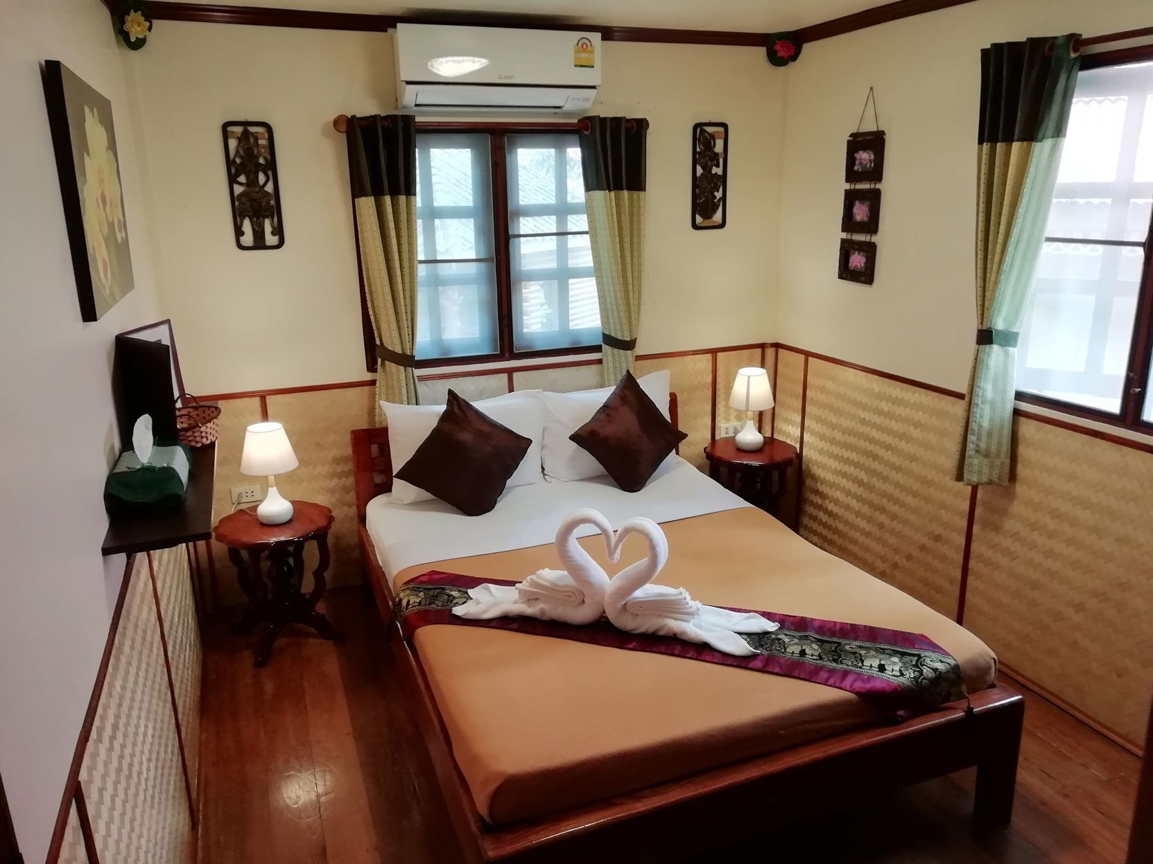 Minibar contenant certains articles gratuits, coffre-fort
