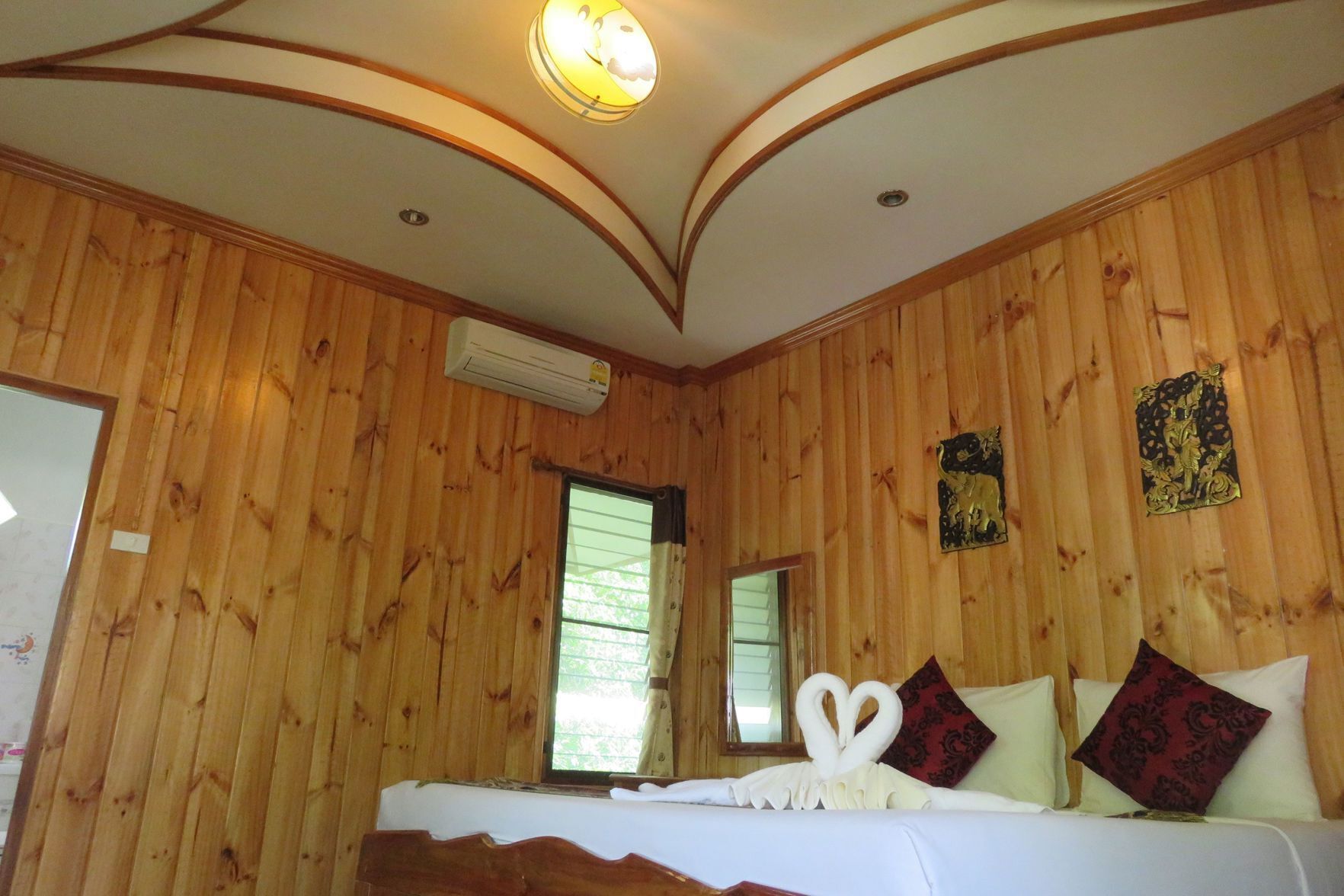 Minibar contenant certains articles gratuits, coffre-fort