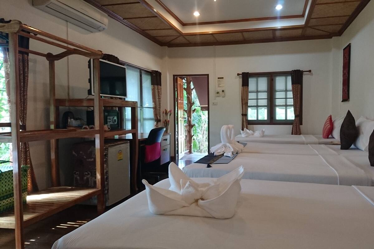 家庭四人房, 双浴室, 花园 | 免费迷你吧物品、客房内保险箱、遮光窗帘、免费 WiFi