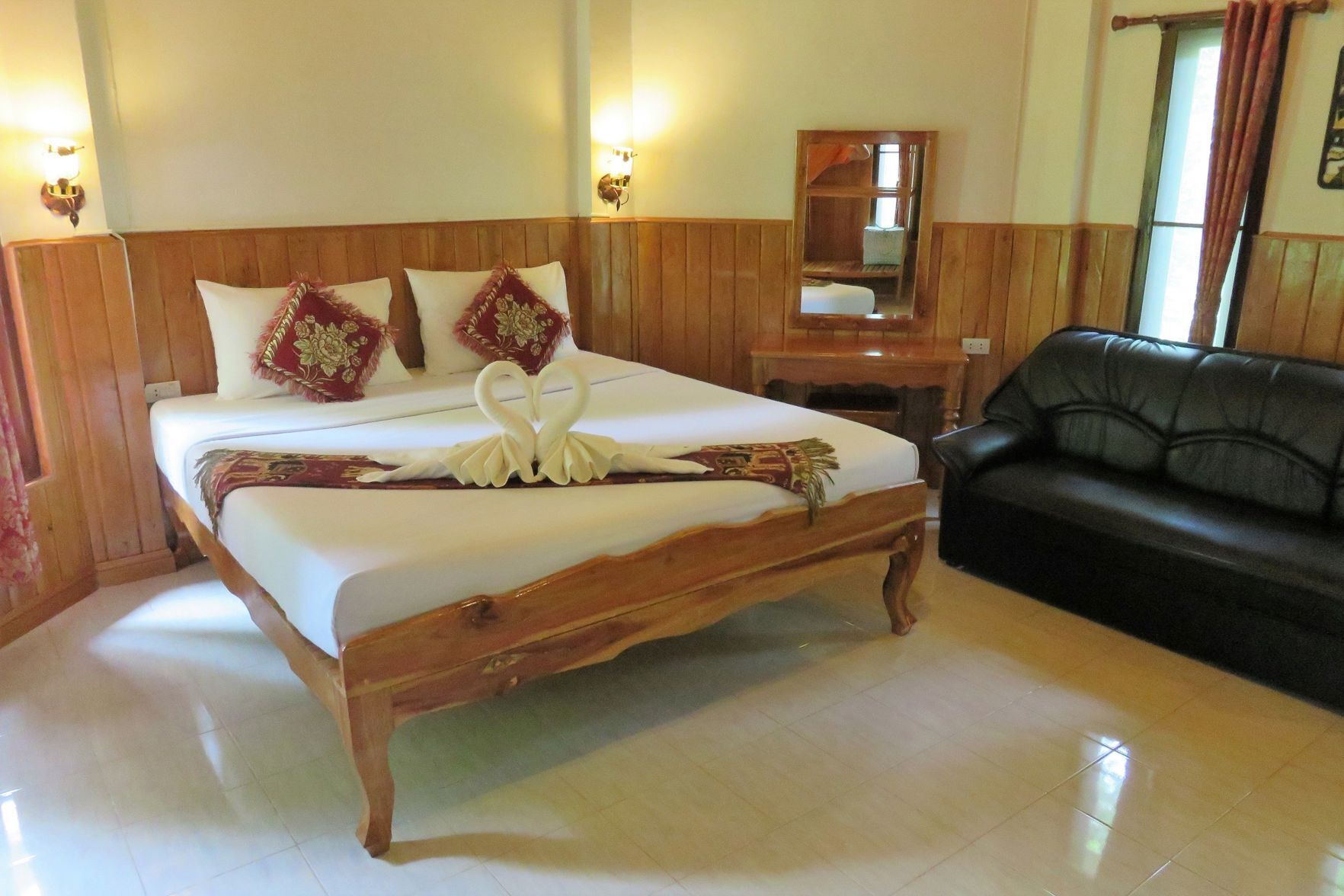 Minibar contenant certains articles gratuits, coffre-fort