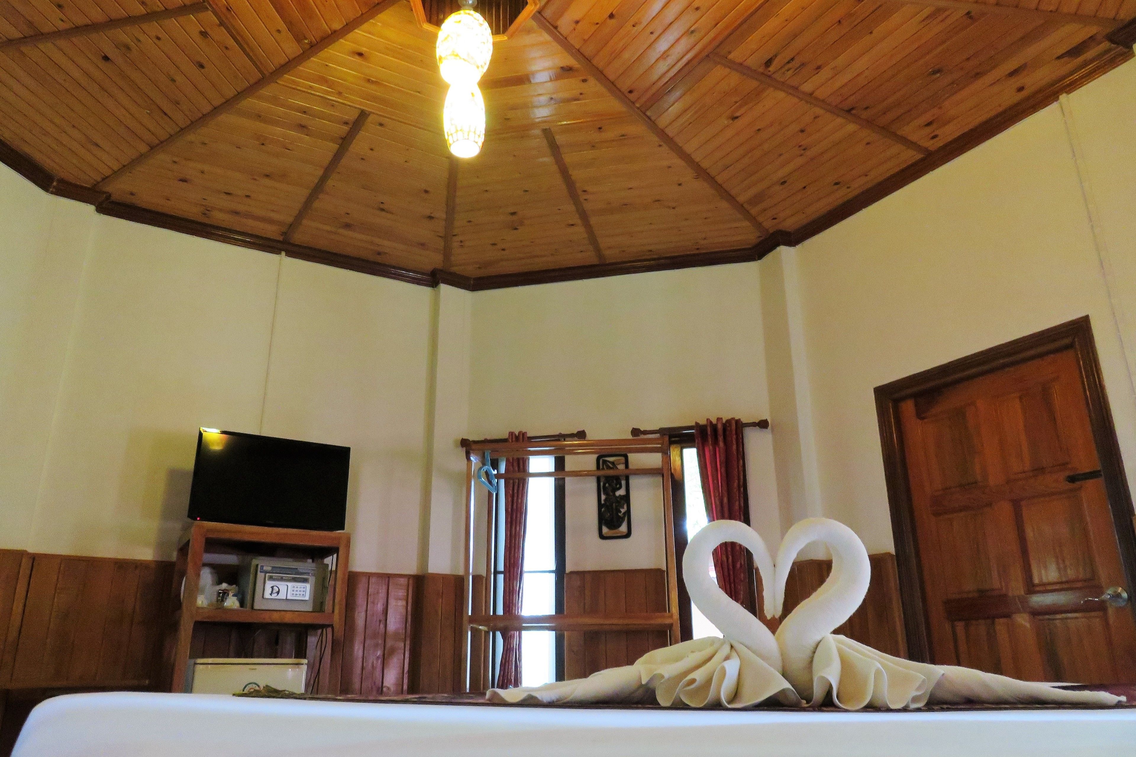 deluxe bungalow, 1 king bed, garden view | free minibar items, in-room safe, blackout curtains, free wifi