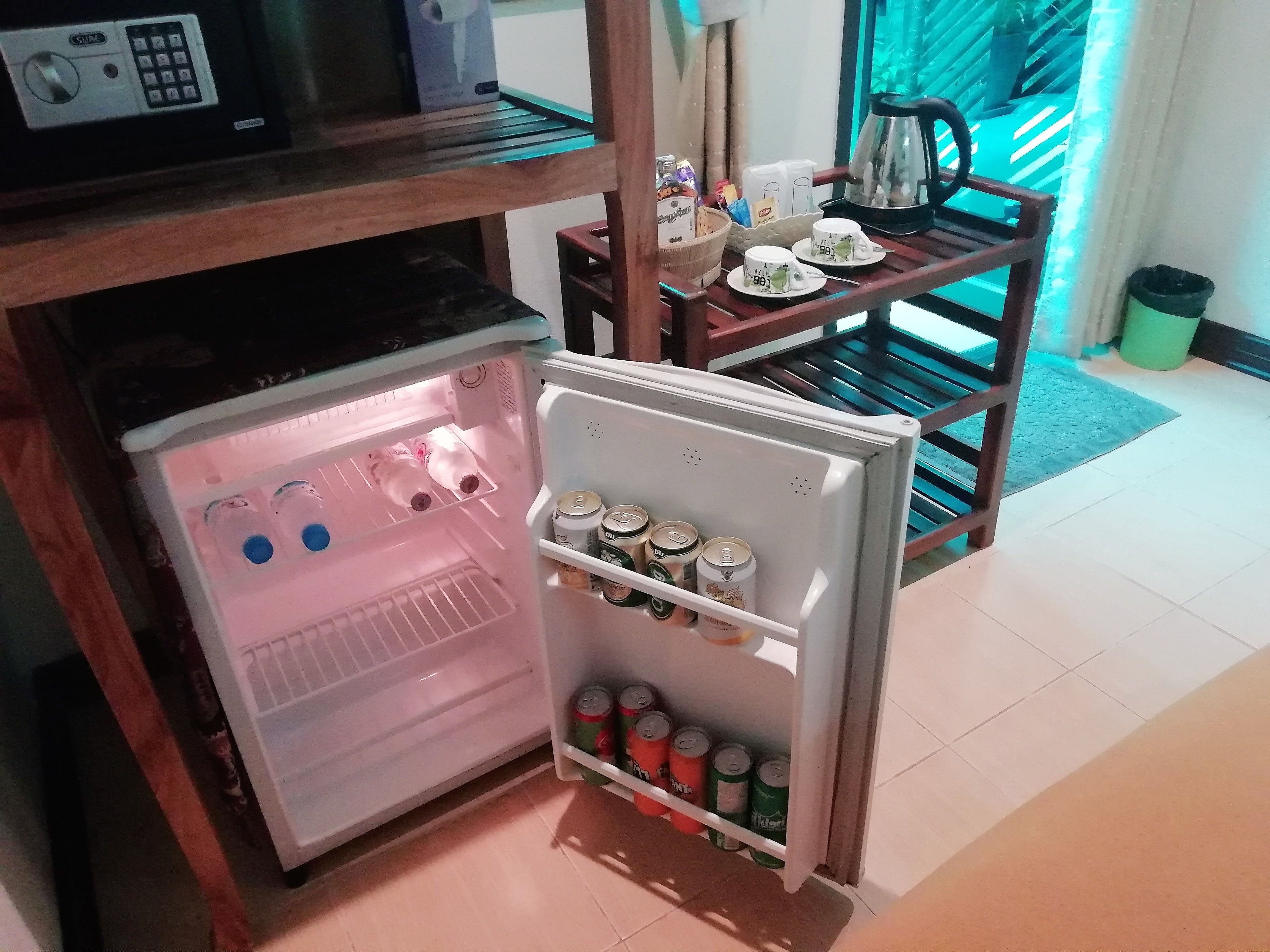 standard double room, 1 king bed, private bathroom | free minibar items, in-room safe, blackout curtains, free wifi