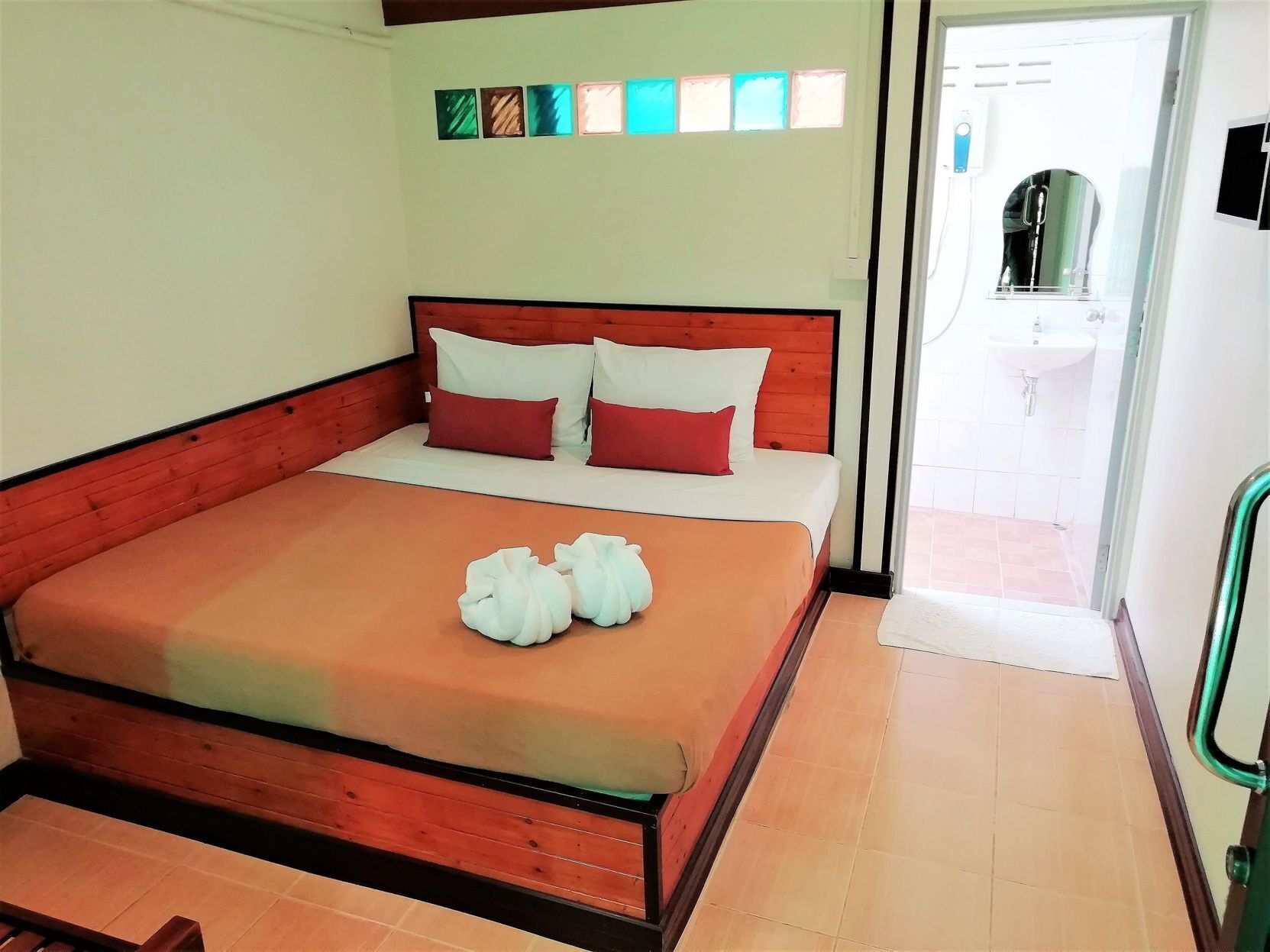 Minibar contenant certains articles gratuits, coffre-fort