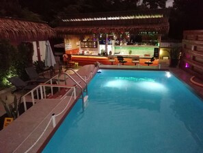 Piscine extérieure, chaises longues