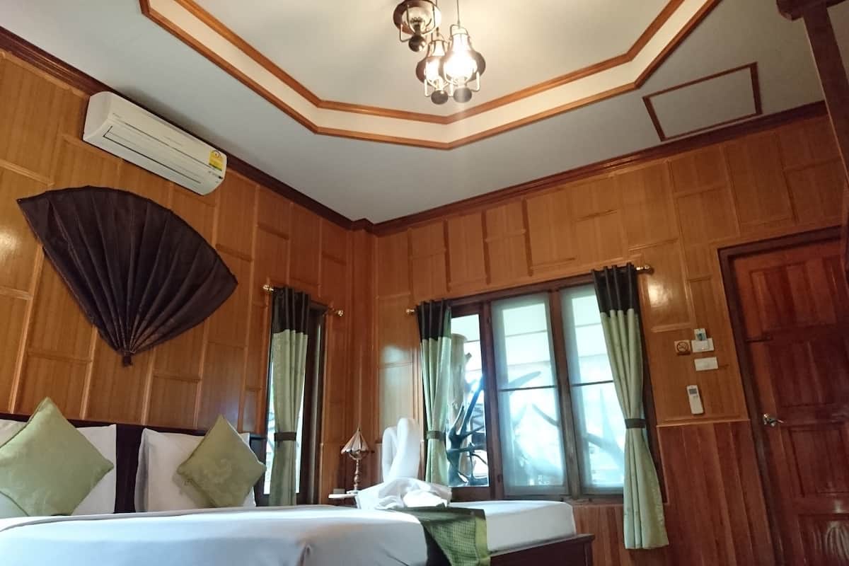 deluxe double room, 1 king bed, garden view | free minibar items, in-room safe, blackout curtains, free wifi