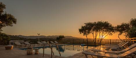 Seasonal outdoor pool, pool umbrellas, sun loungers