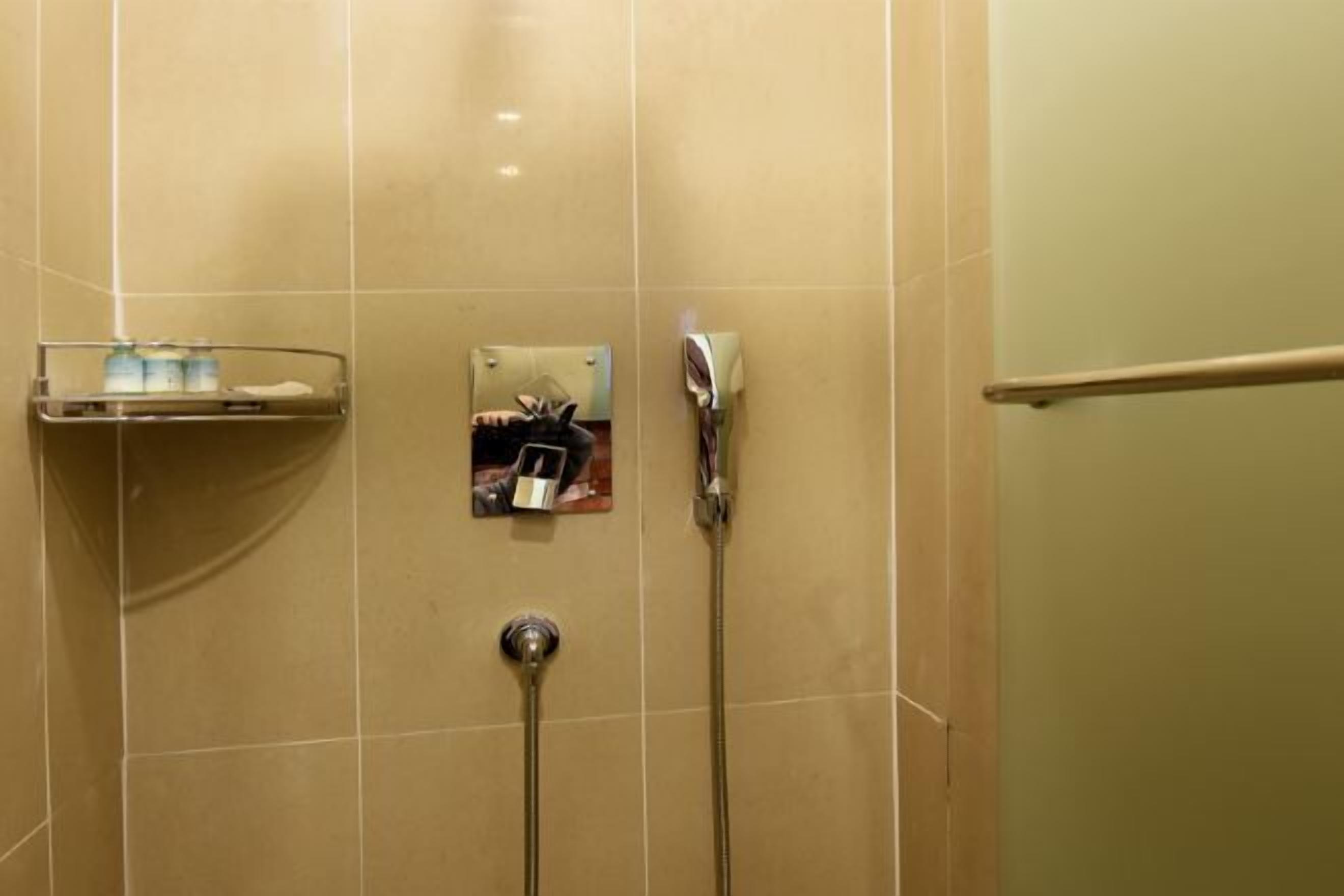 Bathroom | Free toiletries, hair dryer, bathrobes, towels