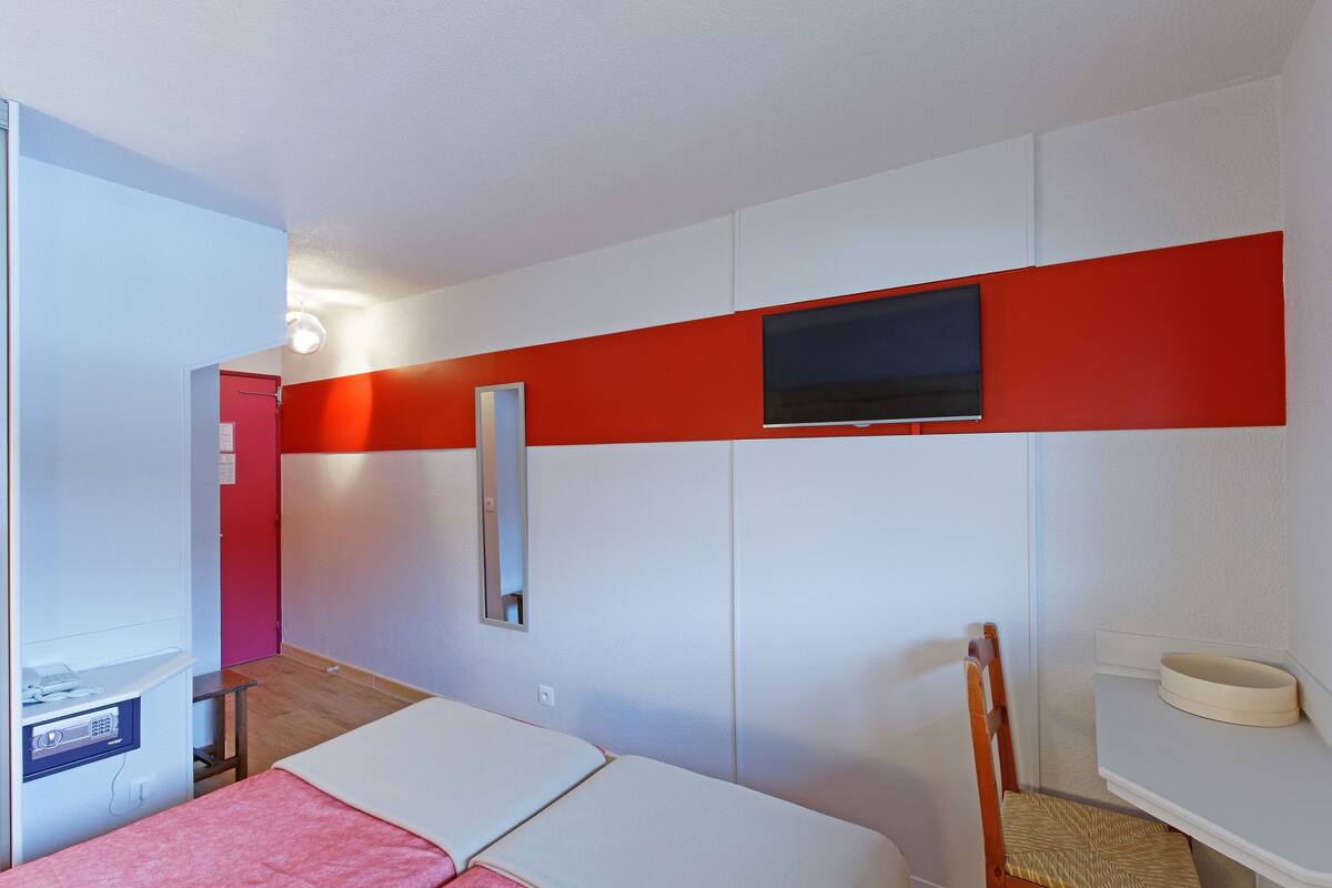 comfort twin room, 2 single beds | 1 bedroom, in-room safe, desk, soundproofing