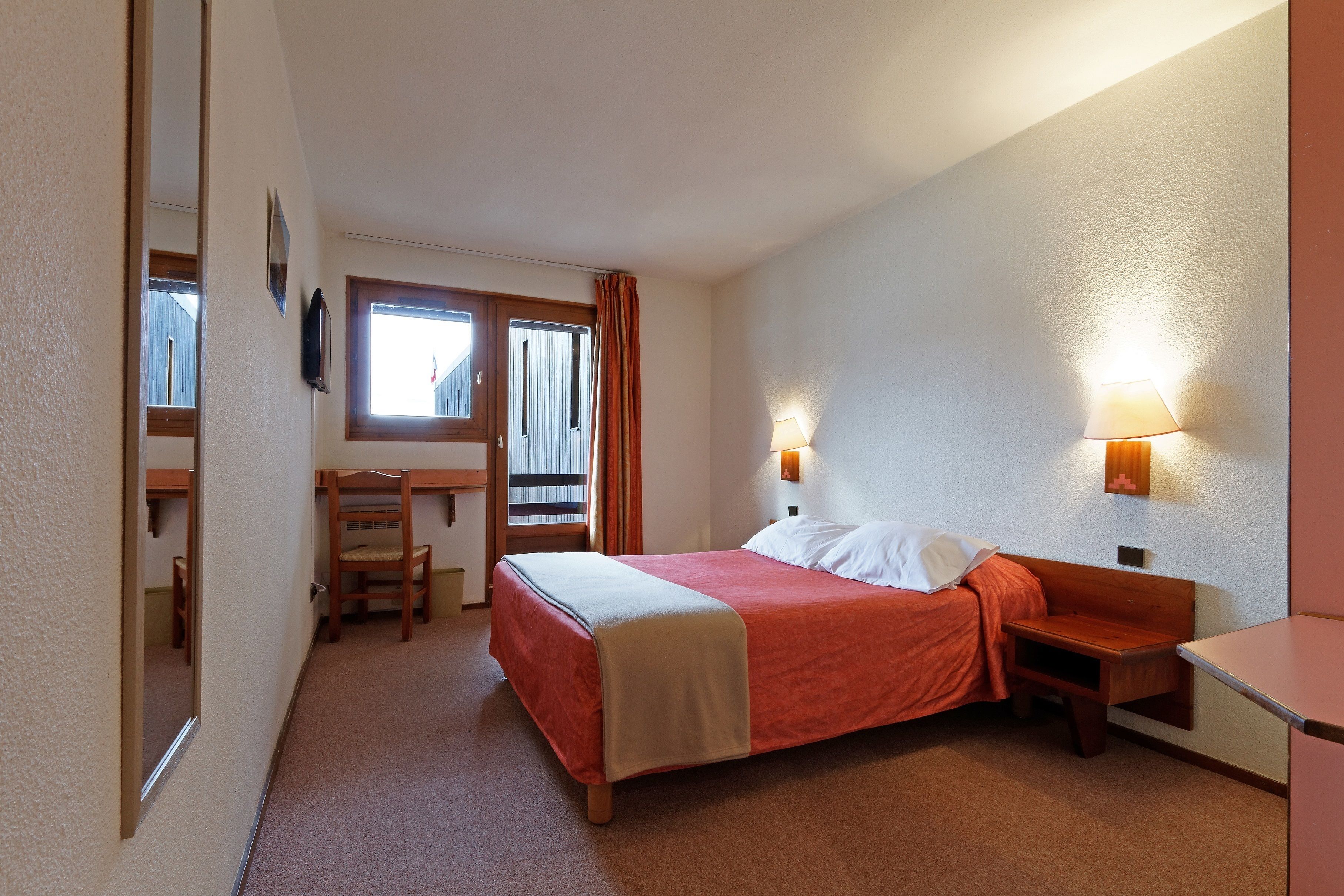 comfort twin room, 2 single beds | 1 bedroom, in-room safe, desk, soundproofing