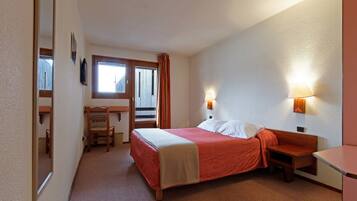 Kahden hengen comfort-huone (kaksi sänkyä), 2 yhden hengen sänkyä | Tallelokero huoneessa, työpöytä, äänieristys, silitysrauta/-lauta