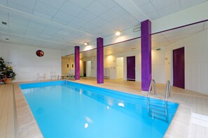 Piscine couverte, chaises longues