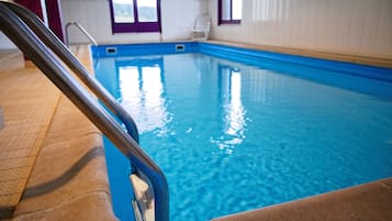 Indoor pool, sun loungers