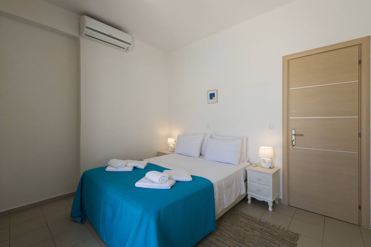 Suite (Atlantis) | Desk, soundproofing, iron/ironing board, cribs (free)