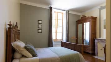 Minibar, bureau, rideaux occultants, fer et planche à repasser