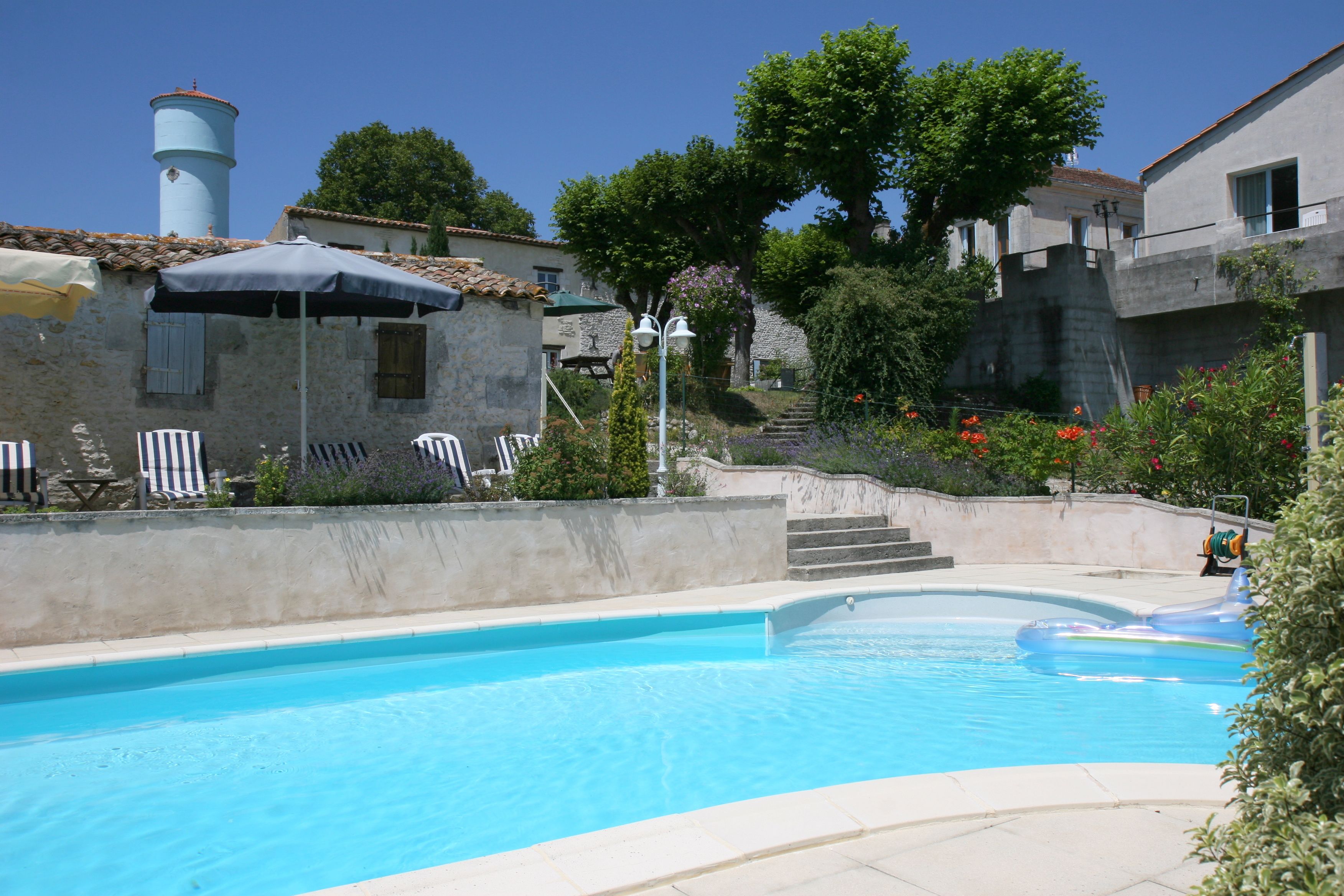 Piscina externa, guarda-sóis, espreguiçadeiras