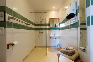 Phòng đôi, phù hợp cho người khuyết tật | Phòng tắm | Máy sấy tóc, khăn tắm, xà phòng, dầu gội