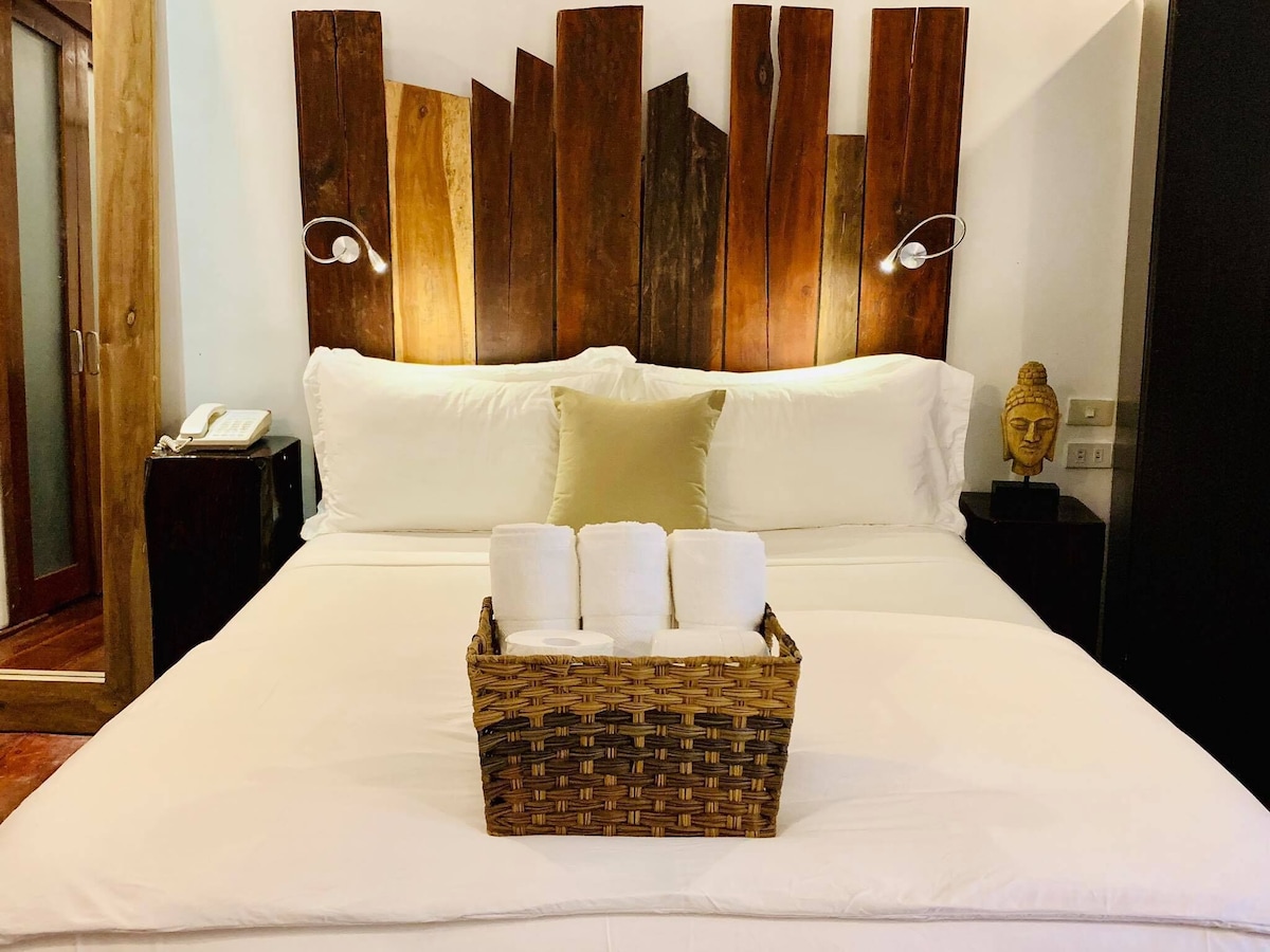 Deluxe Room, 1 Queen Bed
