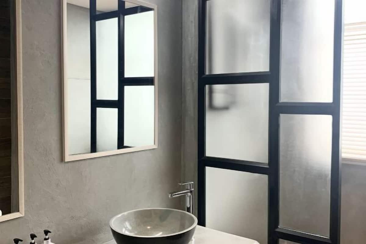 Badkamer | Een douche, gratis toiletartikelen, een haardroger, handdoeken