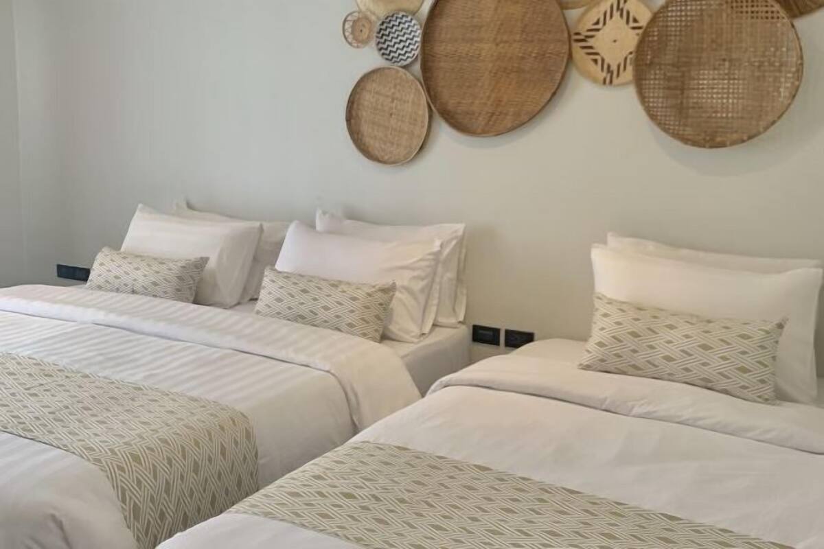 Minibar, in-room safe, WiFi (free), bed sheets