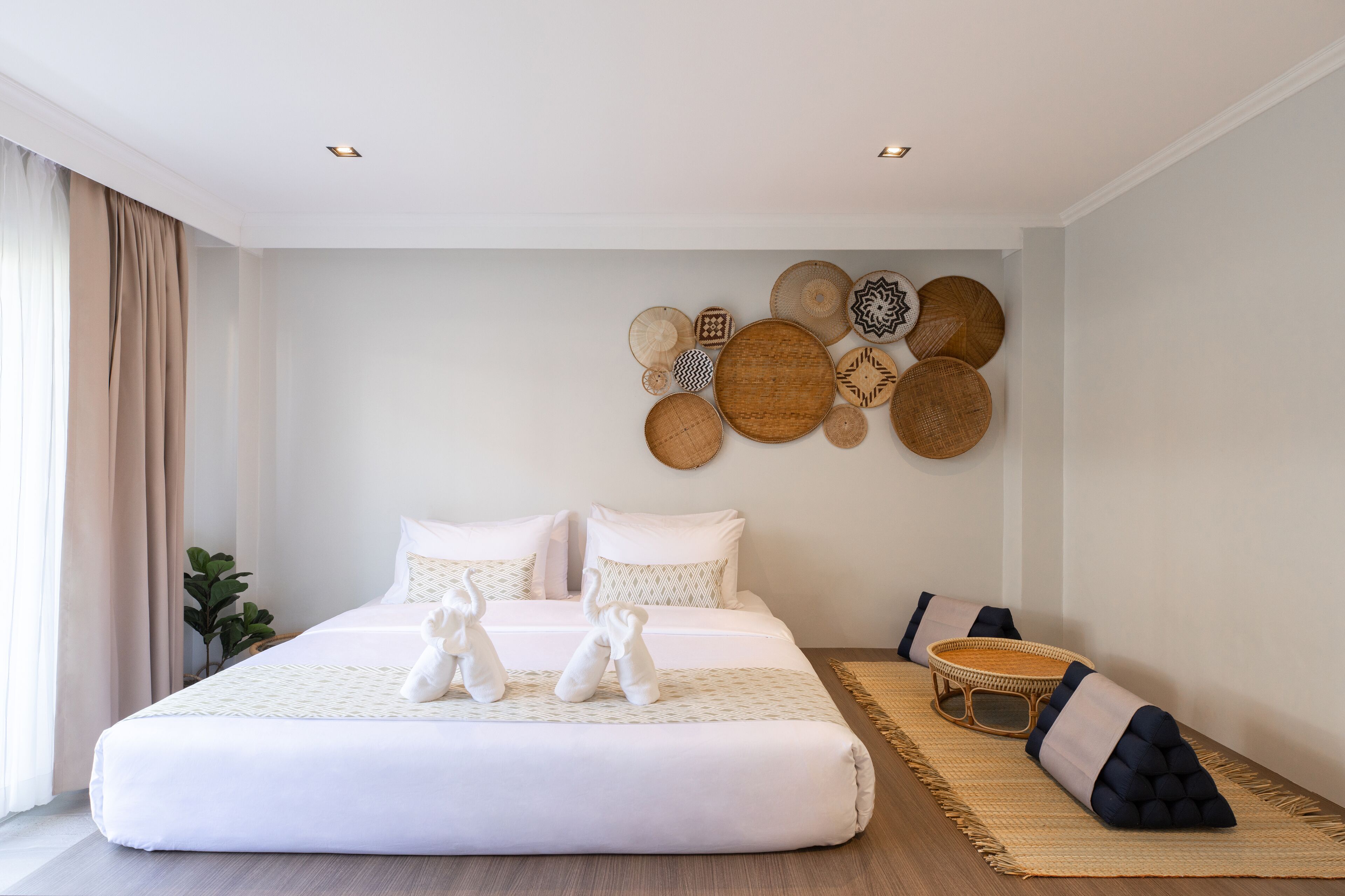 minibar, in-room safe, free wifi, bed sheets