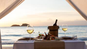 Breakfast, lunch, dinner served; Thai cuisine