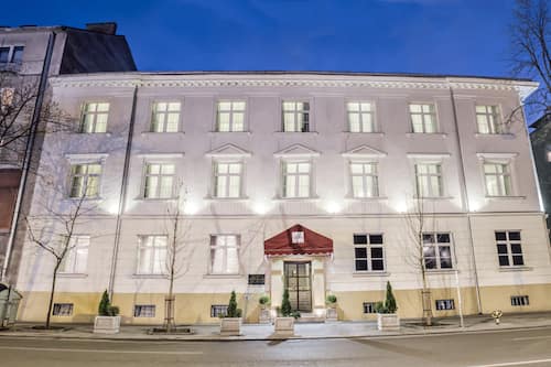Fassade der Unterkunft – Abend/Nacht