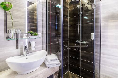 Douche, articles de toilette gratuits, sĂšche-cheveux, chaussons