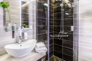 Duş, ücretsiz banyo/kozmetik ürünleri, saç kurutma makinesi, terlik 