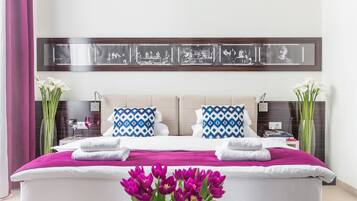 Frigobar, cofres nos quartos, escrivaninha, cortinas blackout