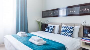 Habitación Deluxe | Minibar, caja fuerte, escritorio y cortinas opacas