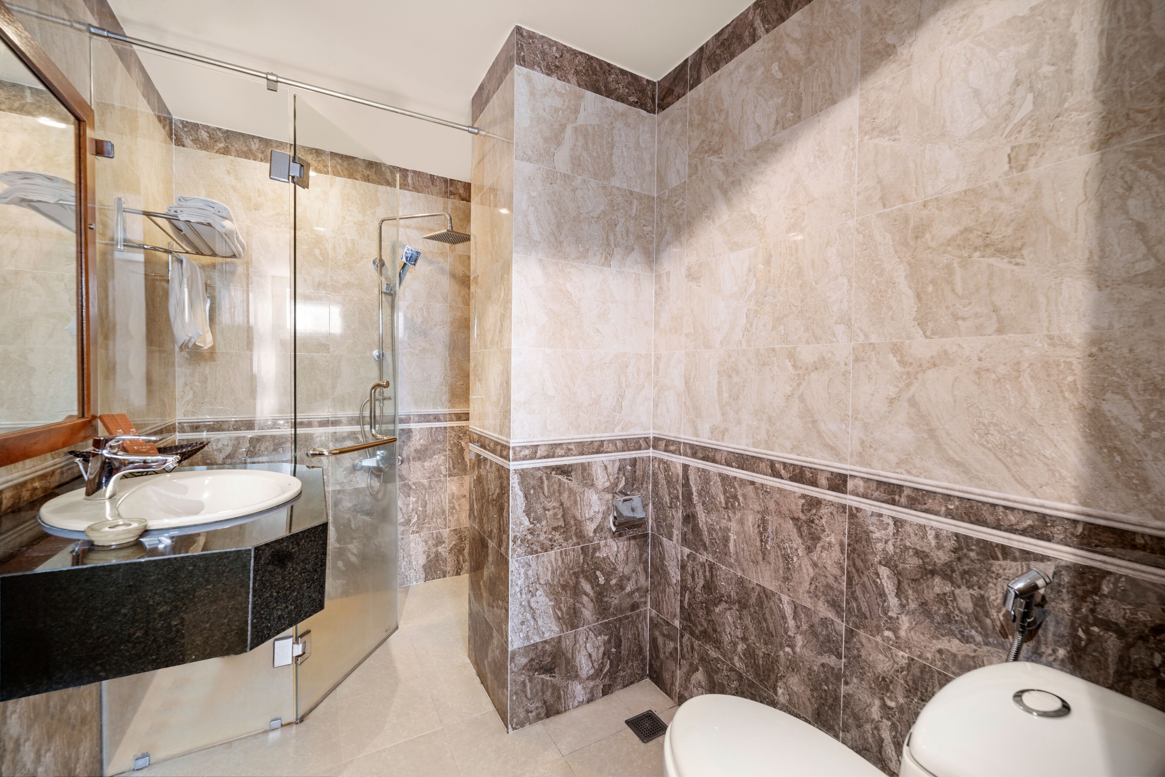 standard twin room | bathroom | hydromassage showerhead, designer toiletries, hair dryer, slippers