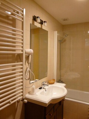 Combined shower/tub, free toiletries, hair dryer