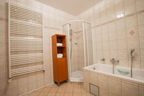 Junior Suite, 1 Queen Bed with Sofa bed | Bathroom | Free toiletries, hair dryer, towels, soap - Hotel Celeia (Celje)