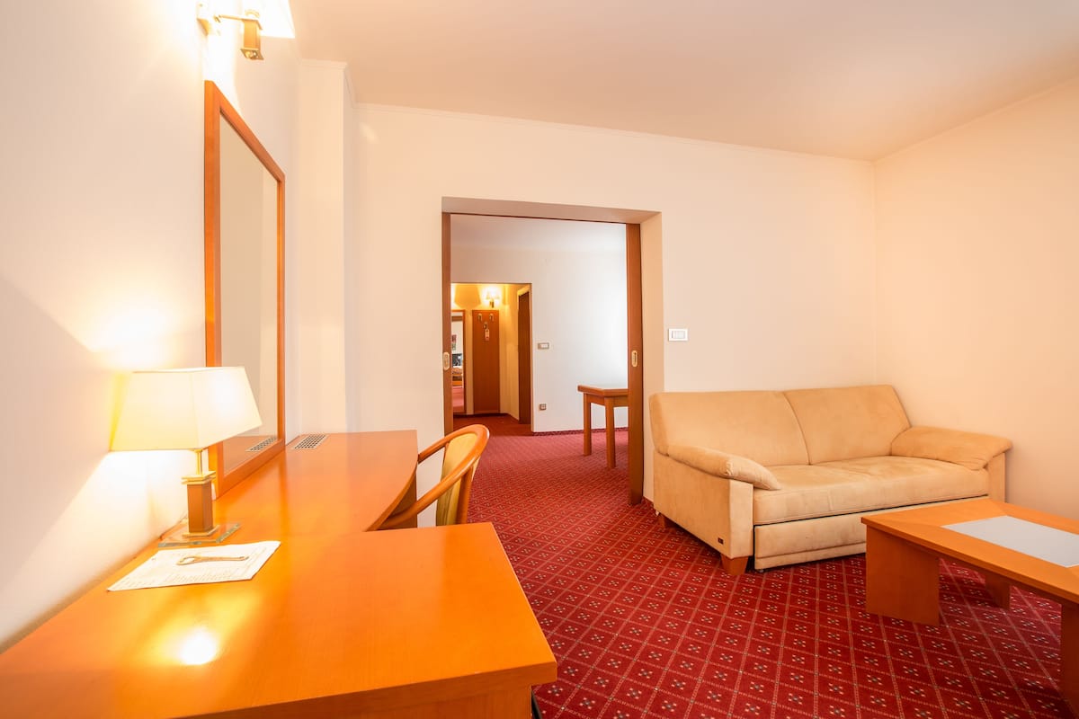Suite | In-room safe, desk, WiFi (free), bed sheets