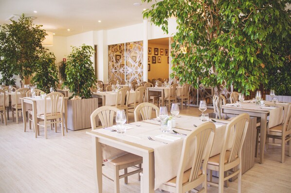 2 restaurants, breakfast, lunch, dinner served; Regional cuisine 