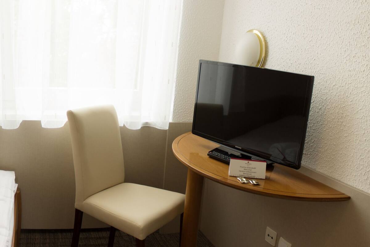 In-room safe, desk, WiFi (free), bed sheets