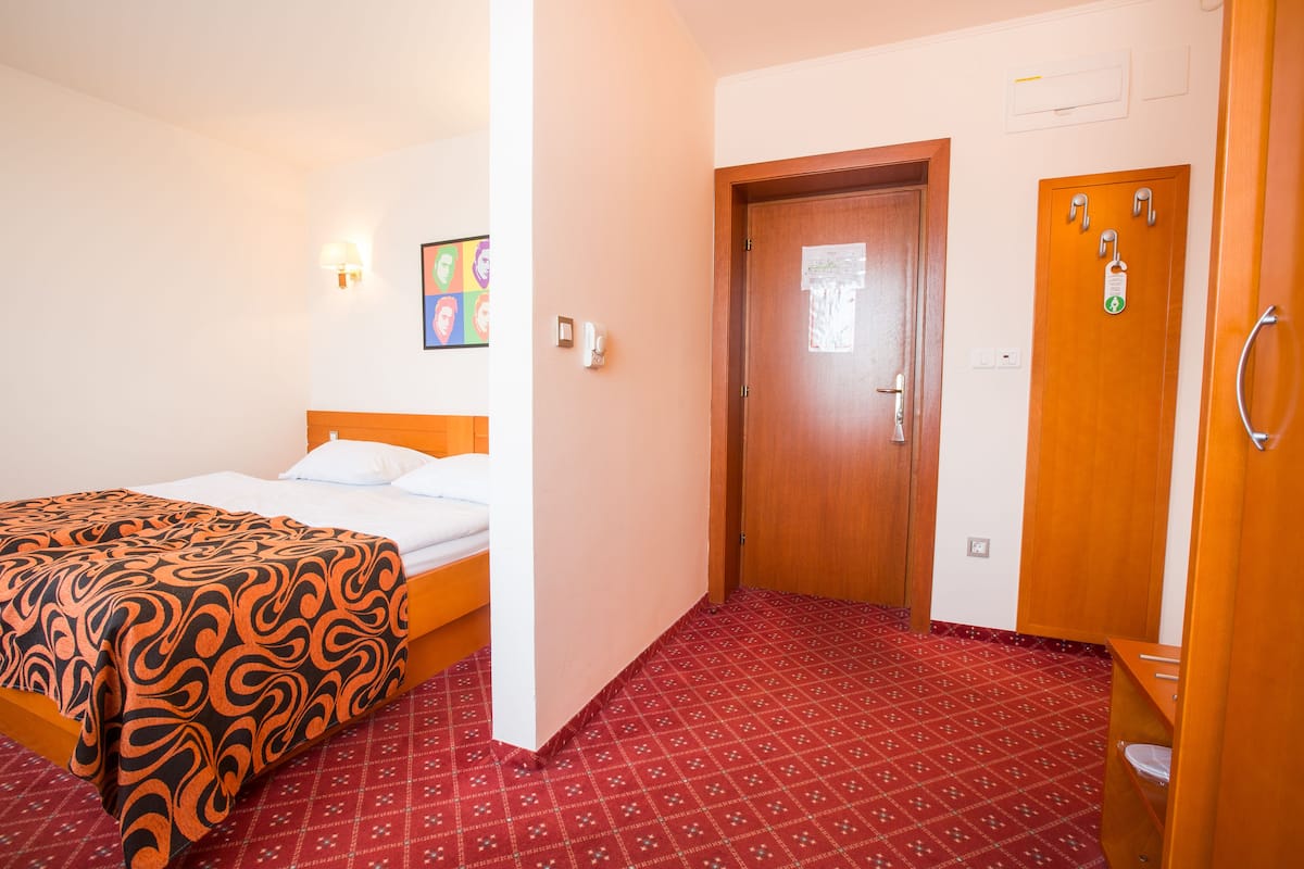 In-room safe, desk, WiFi (free), bed sheets