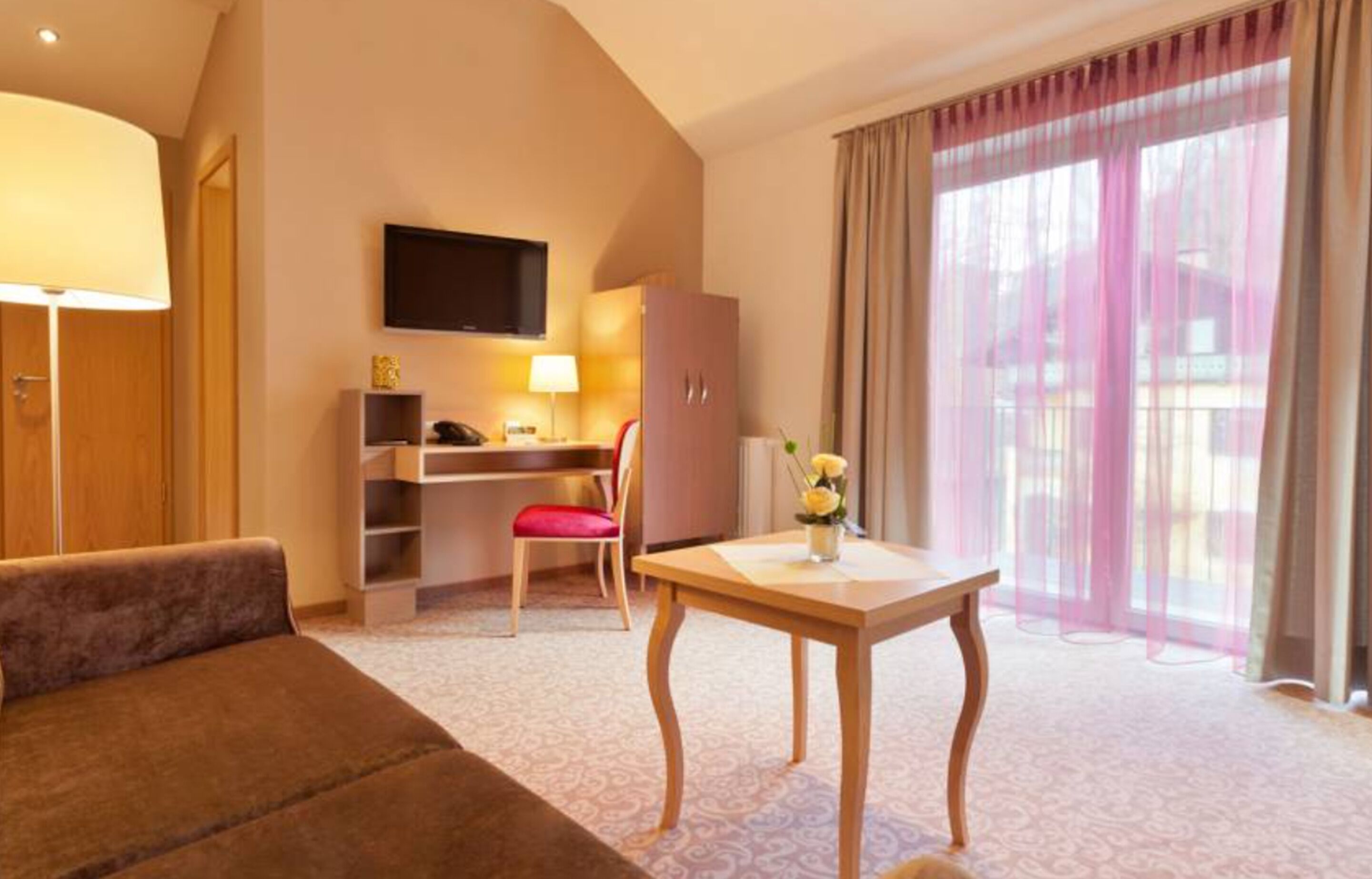 comfort suite, 1 bedroom | living area | flat-screen tv