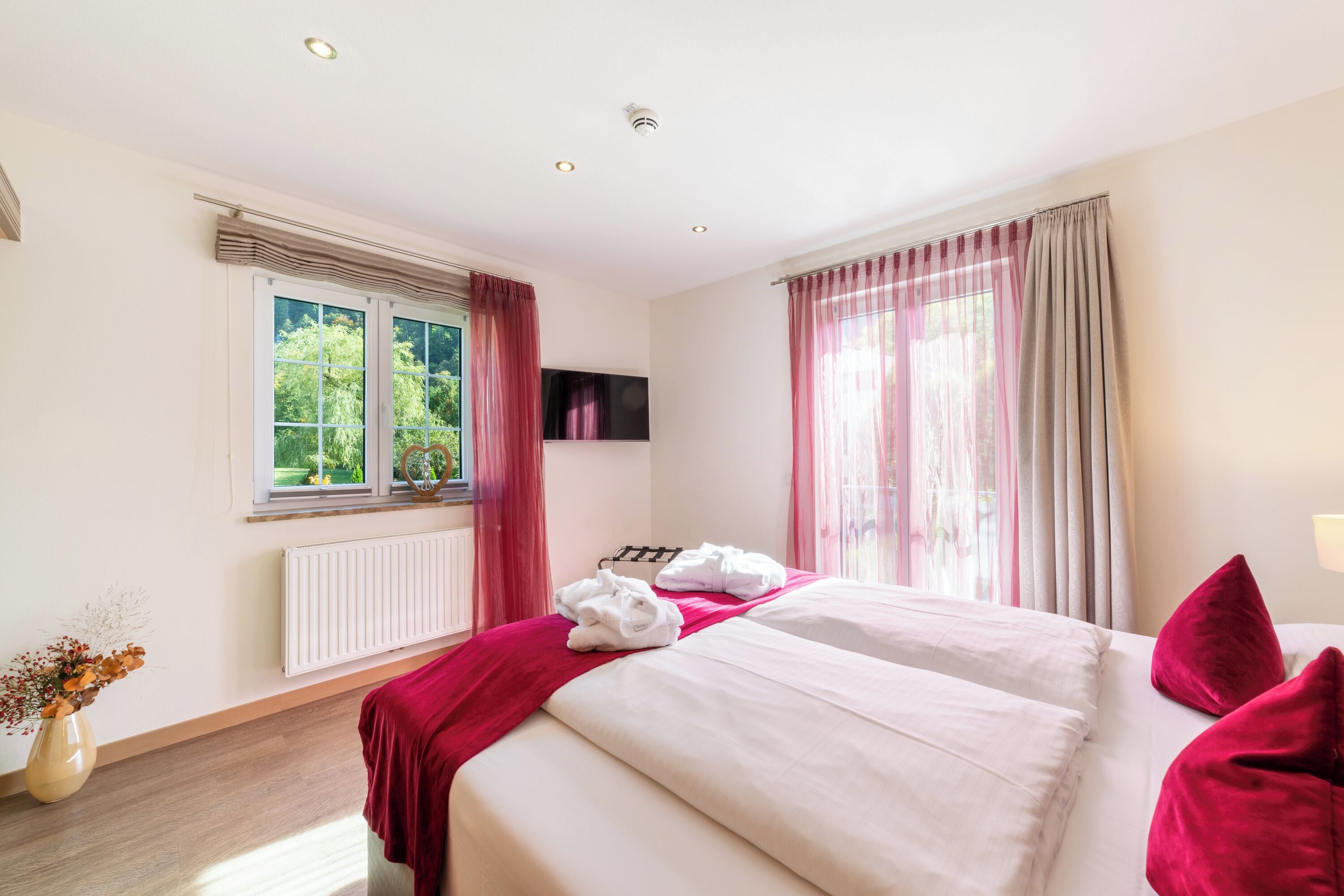 Literie hypoallergénique, matelas mémoire de forme, minibar