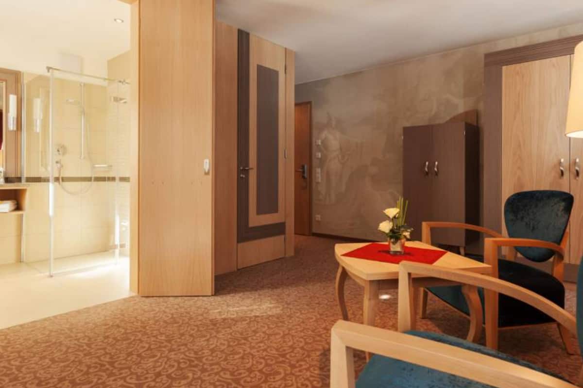 romantic suite | living area | flat-screen tv