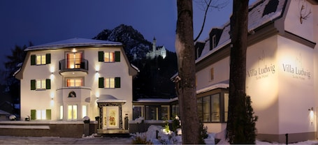 Vista frontal de la propiedad por la tarde o noche