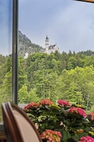 Ropa de cama hipoalergénica, colchones con efecto memoria y minibar