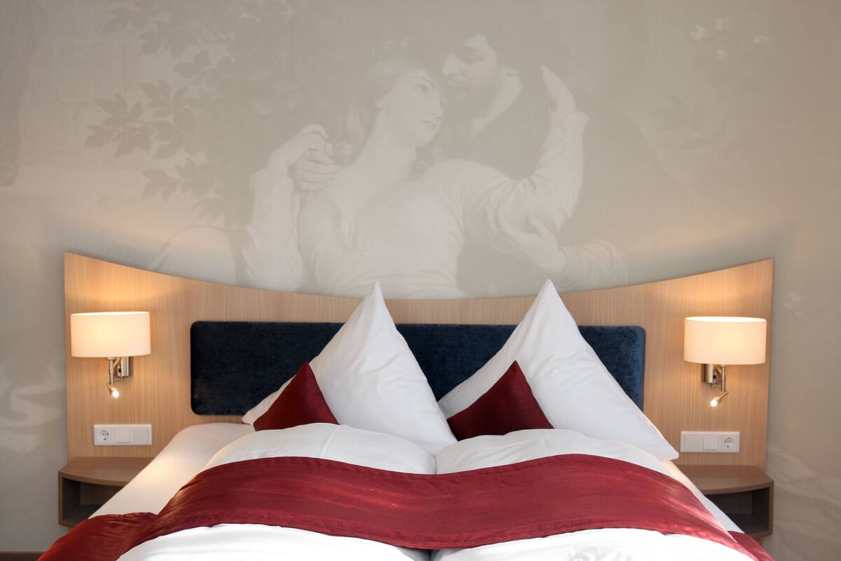 Romantisches Doppelzimmer | Allergikerbettwaren, Betten mit Memory-Foam-Matratzen, Minibar