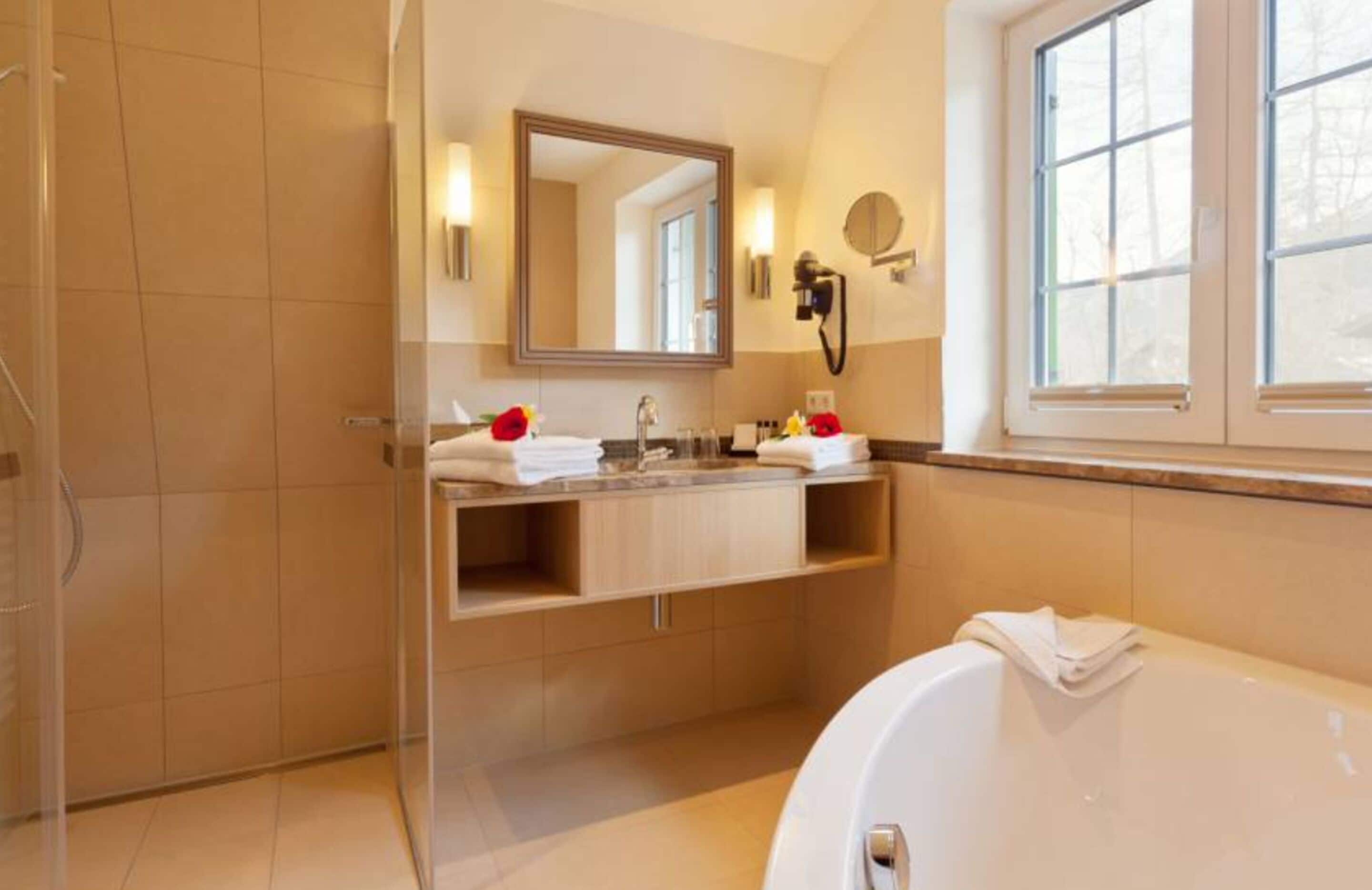 comfort suite, 1 bedroom | bathroom | free toiletries, hair dryer, bathrobes, slippers